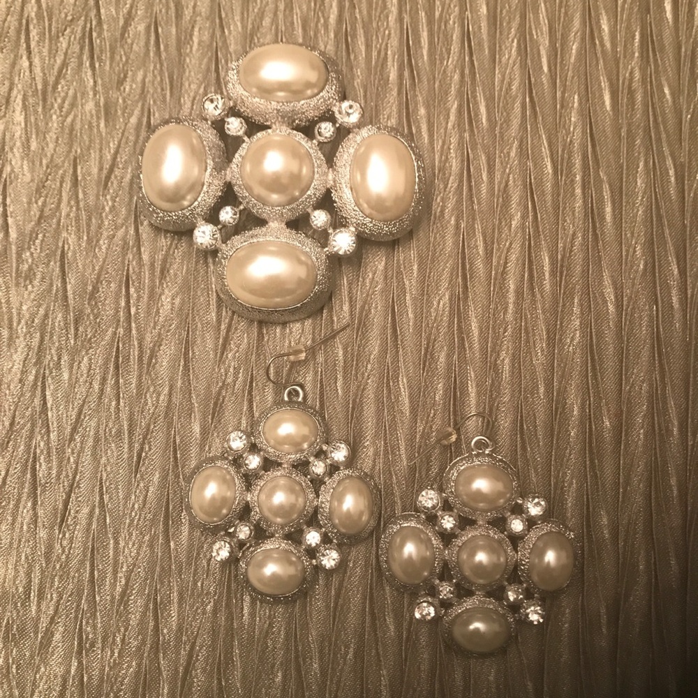 Pearl 4 prong brooch and earrings.